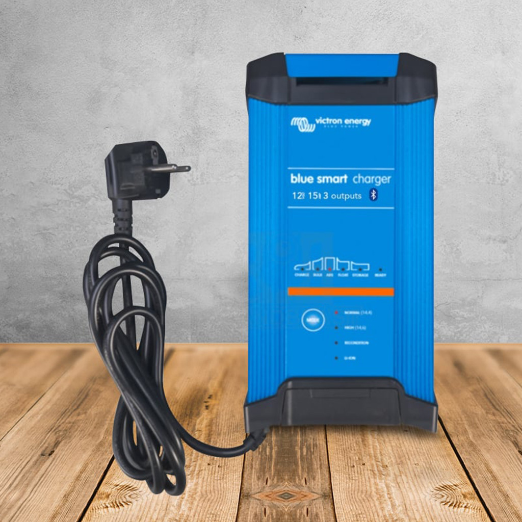 [OCA-BPC121544002-LN] Blue Smart IP22 Charger 12/15(3) 230V CEE 7/7 - VICTRON ENERGY (Like New)
